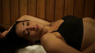 Масажистка от пистата на ретро порно филм пубиса масаж първи