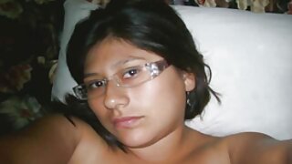 Сладка красавица, заснета bezplatni porno klipove на камера, докато мастурбира клитора
