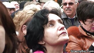 На дивана мастурбира видеоклипове секс гъвкав с космат путка